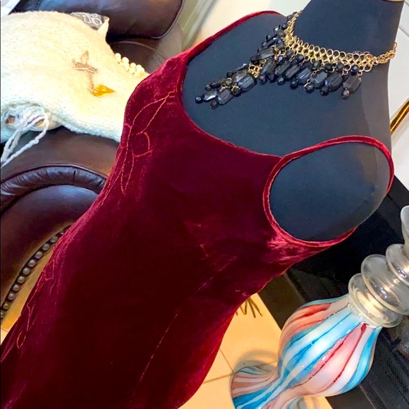 Modern manners in a beautiful long burgundy dress! - Picture 4 of 8